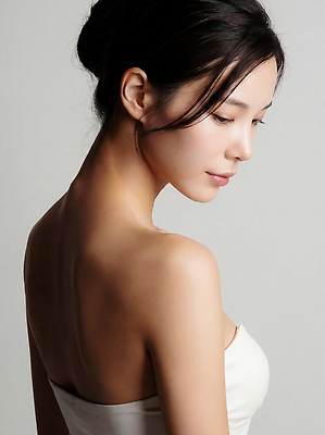 JPG 모델 편집이미지 옷 여자 백그라운드 조명 고개숙이기 뷰티 촬영 흰색 단순화된 뷰티풀 의료성형뷰티 편집실사 AI인물포토 AI콘텐츠 컬러 숙이기 사람 CG 파일형식 AI포토