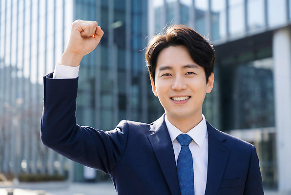 JPG 편집이미지 남자 행복 비즈니스 성공 웃음 정장 건물 사무실 주먹 기쁨 표현 도시 작업 의료성형뷰티 편집실사 AI인물포토 AI콘텐츠 건축물 옷 감정 컨셉 모션 표정 사람 CG 파일형식 AI포토