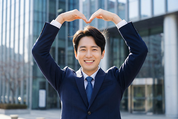 JPG 주간 편집이미지 손 남자 감정 모션 직장 웃음 사람 정장 건물 친구 하트 도시 모던 의료성형뷰티 편집실사 AI인물포토 AI콘텐츠 자연요소 모양 건축물 옷 회사 관계 표정 신체부위 CG 파일형식 AI포토