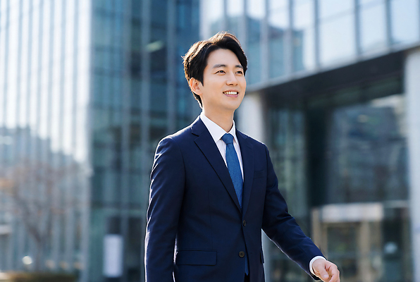 JPG 편집이미지 남자 비즈니스 거리 미소 정장 건물 사무실 걷기 도시 분위기 출근 의료성형뷰티 편집실사 AI인물포토 AI콘텐츠 건축물 옷 컨셉 모션 표정 사람 CG 출퇴근 파일형식 AI포토