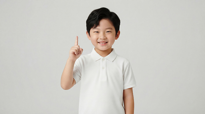 JPG 편집이미지 손 어린이 포즈 백그라운드 티셔츠 손가락 모션 밝음 미소 웃음 소년 흰색 가리킴 단순화된 의료성형뷰티 편집실사 AI인물포토 AI콘텐츠 남자 컬러 셔츠 표정 사람 손짓 신체부위 CG 파일형식 AI포토