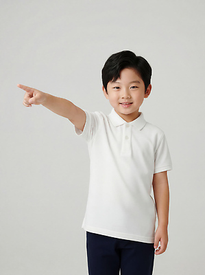 JPG 편집이미지 옷 어린이 포즈 백그라운드 티셔츠 손가락 실내 밝음 미소 소년 촬영 흰색 가리킴 샷 의료성형뷰티 편집실사 AI인물포토 AI콘텐츠 손 남자 컬러 셔츠 자세 표정 사람 손짓 내부 CG 파일형식 AI포토