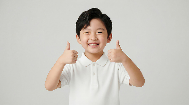 JPG 편집이미지 손 행복 어린이 백그라운드 티셔츠 모션 표정 웃음 소년 상반신 기쁨 엄지손가락 흰색 심플 긍정적 의료성형뷰티 편집실사 AI인물포토 AI콘텐츠 남자 감정 컬러 셔츠 손가락 사람 신체부위 CG 파일형식 AI포토