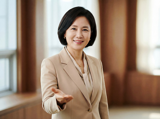 직업 옷 여자 회사 비즈니스 모션 표정 말하기 사람 성인 신체부위 작업 직장인 CG 파일형식 AI포토 사무실 손 초대 밝음 모던 정장 내부 대화 직장 손짓 업무 미소 커뮤니케이션 편집이미지 편집실사 JPG 의료성형뷰티 중년 비즈니스우먼 CEO AI콘텐츠 AI인물포토