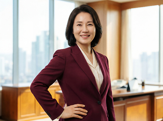 직업 옷 여자 감정 비즈니스 표정 사람 빌딩 성인 작업 직장인 CG 파일형식 AI포토 사무실 미소 고층빌딩 도시 자신감 백그라운드 업무 편집이미지 편집실사 JPG 의료성형뷰티 중년 정장 비즈니스우먼 CEO AI콘텐츠 AI인물포토