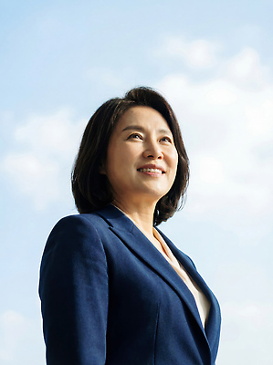 직업 시선 옷 여자 감정 비즈니스 모션 표정 사람 성인 라이프 태양 직장인 CG 파일형식 AI포토 하늘 웃음 정장 자신감 햇빛 백그라운드 서기 응시 일상 편집이미지 편집실사 JPG 의료성형뷰티 중년 비즈니스우먼 CEO AI콘텐츠 AI인물포토