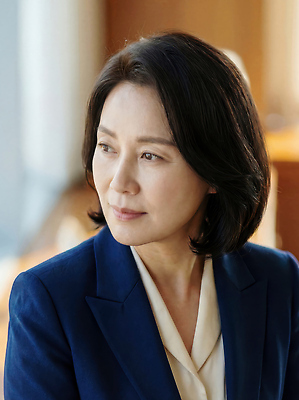 직업 옷 여자 컨셉 회사 비즈니스 사람 성인 직장인 CG 파일형식 AI포토 사무실 정장 생각 환경 직장 시간 작업 모션 집중 표정 빛 따뜻함 편집이미지 편집실사 JPG 의료성형뷰티 중년 비즈니스우먼 CEO AI콘텐츠 AI인물포토