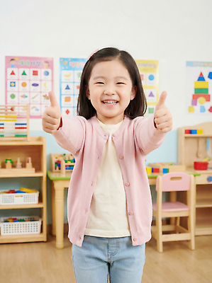 교육 학교 표정 사람 내부 신체부위 CG 파일형식 AI포토 유치원 어린이 교실 놀이 최고 미소 장난감 도구 모션 실내 컬러 학습 손 편집이미지 편집실사 JPG 의료성형뷰티 AI콘텐츠 AI인물포토