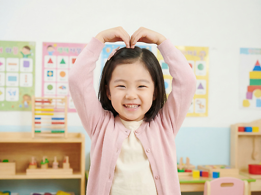 모양 교육 감정 학교 관계 표정 사람 신체부위 CG 파일형식 AI포토 어린이 유치원 교실 웃음 하트 손 놀이 장난감 즐거움 모션 학습 친구 컬러 편집이미지 편집실사 JPG 의료성형뷰티 AI콘텐츠 AI인물포토