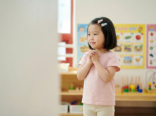 여자 교육 감정 어린이 학교 관계 표정 사람 신체부위 CG 파일형식 AI포토 교실 모션 소녀 장난감 웃음 친구 학습 손 즐거움 놀이 유치원 편집이미지 편집실사 JPG 의료성형뷰티 AI콘텐츠 AI인물포토
