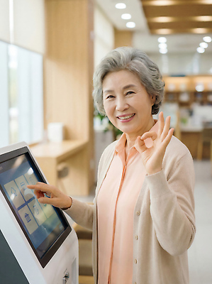 JPG 편집이미지 디자인 노년 할머니 기술 실내 미소 실버라이프 스크린 터치 정보 서비스 모던 소통 순간 조작 키오스크 의료성형뷰티 편집실사 AI인물포토 AI콘텐츠 라이프스타일 여자 컨셉 표정 성인 내부 CG 파일형식 AI포토