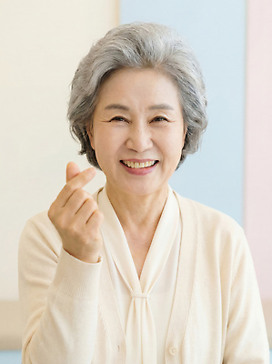 JPG 편집이미지 행복 감정 할머니 컬러 백그라운드 손가락 가족 따뜻함 표정 사랑 웃음 실버라이프 하트 장면 소통 순간 의료성형뷰티 편집실사 AI인물포토 AI콘텐츠 모양 라이프스타일 손 여자 노년 컨셉 관계 CG 파일형식 AI포토