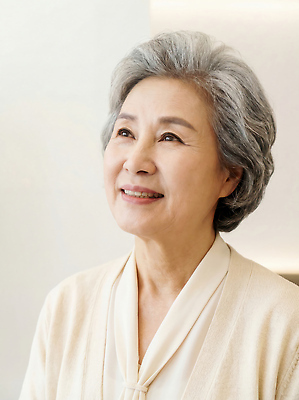 JPG 편집이미지 응시 노년 할머니 여유 생각 조명 따뜻함 표정 미소 웃음 라이프 실버라이프 고요 공간 즐거움 순간 의료성형뷰티 편집실사 AI인물포토 AI콘텐츠 라이프스타일 시선 여자 감정 성인 생활 CG 파일형식 AI포토