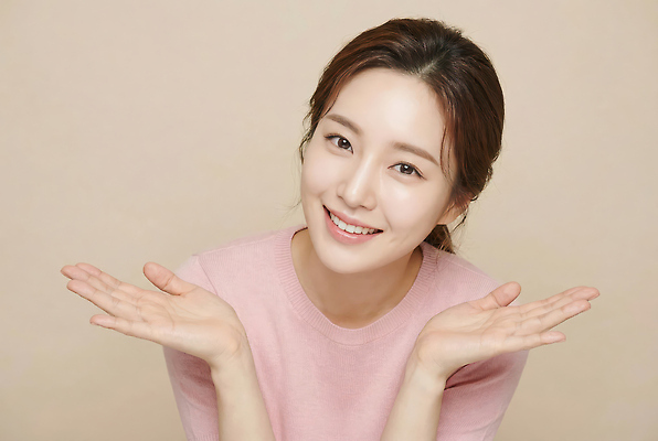 JPG 편집이미지 손 옷 여자 얼굴 포즈 백그라운드 표시 미소 웃음 사람 손짓 화장 심볼 피부 의료성형뷰티 편집실사 AI인물포토 AI콘텐츠 모션 표정 신체부위 뷰티 CG 파일형식 AI포토