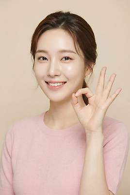 JPG 편집이미지 손 여자 얼굴 분홍색 포즈 백그라운드 손가락 모션 표정 미소 손짓 카메라 촬영 손모양 의료성형뷰티 좋음 편집실사 AI인물포토 AI콘텐츠 모양 컬러 컨셉 사람 신체부위 전자제품 CG 파일형식 손_신체부위 AI포토