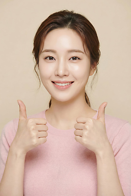 JPG 편집이미지 손 여자 행복 분홍색 백그라운드 미소 웃음 손짓 상반신 엄지손가락 표현 찡그림 긍정 의료성형뷰티 편집실사 AI인물포토 AI콘텐츠 감정 컬러 컨셉 손가락 모션 표정 사람 신체부위 CG 파일형식 AI포토