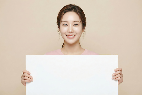 JPG 주간 편집이미지 손 여자 행복 종이 얼굴 백그라운드 표정 미소 들기 사람 카메라 베이지색 뷰티풀 의료성형뷰티 편집실사 AI인물포토 AI콘텐츠 자연요소 감정 컬러 모션 신체부위 전자제품 CG 파일형식 AI포토