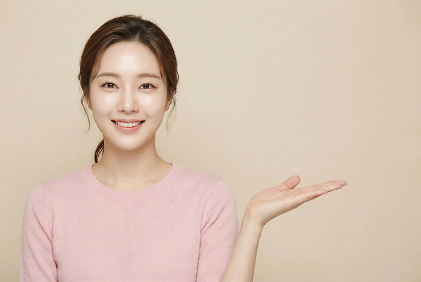 JPG 편집이미지 손 여자 포즈 표정 웃음 카메라 전시 터치 알림 의료성형뷰티 스타일 갈색배경 편집실사 AI인물포토 AI콘텐츠 백그라운드 사람 신체부위 전자제품 갈색 CG 파일형식 AI포토