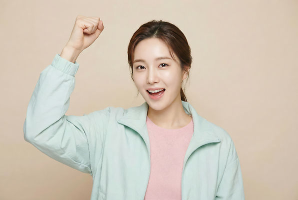 JPG 편집이미지 손 여자 행복 포즈 모션 미소 웃음 운동복 카메라 주먹 표현 자신감 즐거움 긍정적 의료성형뷰티 편집실사 AI인물포토 AI콘텐츠 옷 감정 표정 사람 신체부위 전자제품 CG 파일형식 AI포토