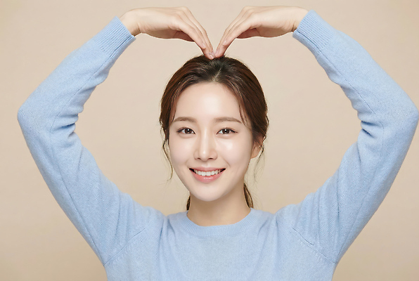 JPG 편집이미지 손 여자 감정 포즈 모션 표정 사랑 웃음 사람 일상 촬영 하트 의료성형뷰티 편집실사 AI인물포토 AI콘텐츠 모양 라이프 신체부위 CG 파일형식 AI포토