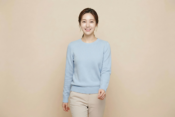 JPG 편집이미지 여자 패션 포즈 미소 일상 파란색 걷기 촬영 스웨터 장면 순간 의료성형뷰티 스타일 편집실사 AI인물포토 AI콘텐츠 컬러 상의 모션 표정 사람 라이프 CG 파일형식 AI포토