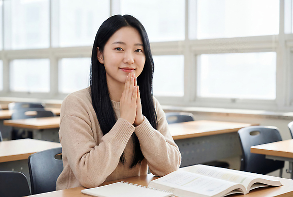 JPG 편집이미지 학생 여학생 대학생 생각 창문 교실 수업 아침 책 학습 햇빛 집중 책상 대학교 손모으기 개강 개학 오후 의료성형뷰티 편집실사 AI인물포토 AI콘텐츠 주간 여자 교육 가구 컨셉 학교 손짓 태양 CG 파일형식 AI포토