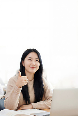 JPG 편집이미지 여자 대학생 포즈 모션 탁자 성공 수업 이야기 컴퓨터 사무실 스크린 기쁨 엄지손가락 작업 자신감 대학교 개강 개학 오늘 의료성형뷰티 편집실사 AI인물포토 AI콘텐츠 학생 교육 감정 가구 컨셉 비즈니스 손가락 학교 사람 전자제품 CG 파일형식 AI포토