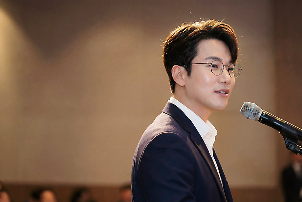 JPG 편집이미지 남자 비즈니스 회의 이야기 사람 정장 이벤트 체험 발표 군중 강의 강당 프레젠테이션 마이크 진행 소통 관심 의료성형뷰티 편집실사 AI인물포토 AI콘텐츠 옷 음향기기 컨셉 CG 파일형식 AI포토