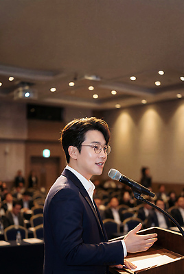 JPG 편집이미지 비즈니스 회의 이벤트 여러명 공간 듣기 에너지 발표 군중 강의 강당 프레젠테이션 마이크 회의실 소통 의료성형뷰티 편집실사 AI인물포토 AI콘텐츠 음향기기 다수 컨셉 모션 사람 CG 파일형식 AI포토