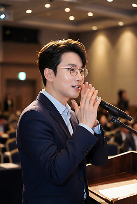 JPG 편집이미지 교육 비즈니스 이야기 이벤트 여러명 정보 발표 군중 강의 강당 프레젠테이션 마이크 의견 소통 의사소통 전문 의료성형뷰티 편집실사 AI인물포토 AI콘텐츠 음향기기 다수 컨셉 사람 CG 파일형식 AI포토