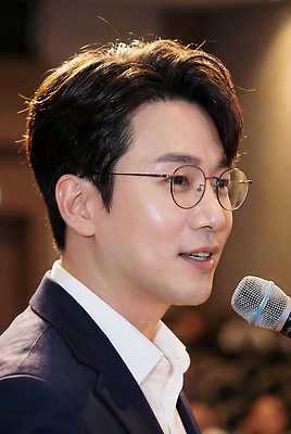 JPG 편집이미지 남자 비즈니스 조명 대화 이벤트 여러명 모임 발표 분위기 군중 강의 질문 강당 프레젠테이션 마이크 소통 관심 피드백 의료성형뷰티 편집실사 AI인물포토 AI콘텐츠 음향기기 다수 컨셉 말하기 사람 CG 파일형식 AI포토