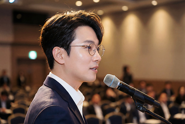 JPG 편집이미지 남자 비즈니스 회의 조명 이야기 대화 이벤트 여러명 공간 시간 발표 군중 강당 프레젠테이션 마이크 소통 의료성형뷰티 편집실사 AI인물포토 AI콘텐츠 음향기기 다수 컨셉 말하기 사람 CG 파일형식 AI포토