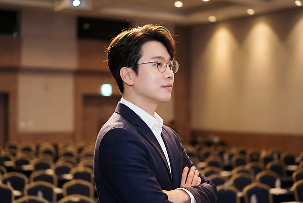 JPG 편집이미지 남자 의자 비즈니스 회의 이벤트 공간 자신감 발표 군중 강당 프레젠테이션 준비 오디오 보조기구 의료성형뷰티 편집실사 AI인물포토 AI콘텐츠 감정 가구 사람 전자제품 기구 CG 파일형식 AI포토