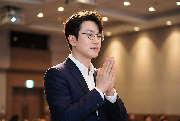 JPG 편집이미지 손 남자 비즈니스 조명 서기 사람 정장 이벤트 환경 공간 강당 프레젠테이션 회의실 의료성형뷰티 편집실사 AI인물포토 AI콘텐츠 옷 모션 신체부위 CG 파일형식 AI포토