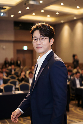 JPG 편집이미지 시선 옷 남자 안경 포즈 비즈니스 회의 이벤트 걷기 공간 발표 군중 강의 강당 프레젠테이션 의료성형뷰티 편집실사 AI인물포토 AI콘텐츠 잡화 모션 사람 CG 파일형식 AI포토