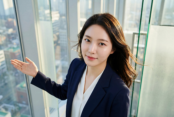 JPG 편집이미지 여자 백그라운드 비즈니스 창문 회의 풍경 정장 손짓 빌딩 사무실 고층빌딩 도시 직장인 의료성형뷰티 편집실사 AI인물포토 AI콘텐츠 직업 옷 모션 사람 건물 CG 파일형식 AI포토