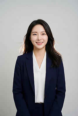 JPG 편집이미지 여자 회사 비즈니스 미소 정장 이벤트 카메라 직장인 자신감 인터뷰 의료성형뷰티 스타일 편집실사 AI인물포토 AI콘텐츠 직업 옷 감정 표정 사람 전자제품 CG 파일형식 AI포토