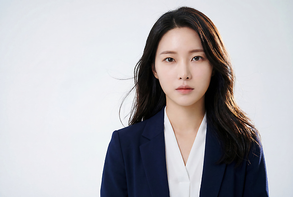 JPG 모델 편집이미지 긴머리 여자 포즈 비즈니스 직장 한국 정장 앞모습 사무실 머리 표현 직장인 자신감 의료성형뷰티 스타일 편집실사 AI인물포토 AI콘텐츠 직업 헤어스타일 옷 감정 아시아 뷰포인트 회사 사람 신체부위 CG 파일형식 AI포토