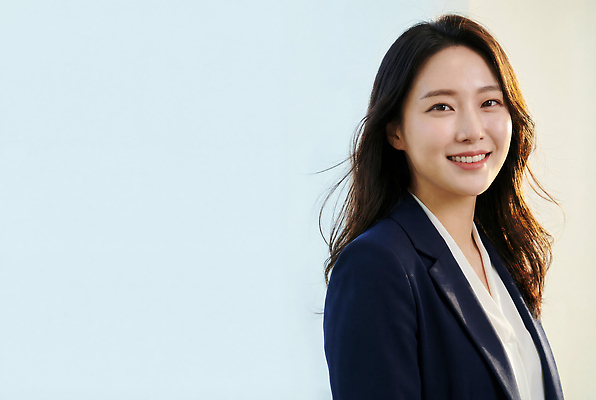 JPG 편집이미지 여자 백그라운드 비즈니스 직장 기술 웃음 사람 정장 사무실 업무 직장인 자신감 전문 프로필 의료성형뷰티 편집실사 AI인물포토 AI콘텐츠 직업 옷 감정 회사 표정 작업 CG 파일형식 AI포토