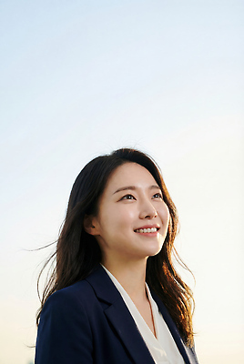 JPG 편집이미지 여자 행복 백그라운드 비즈니스 자연 하늘 날씨 표정 미소 풍경 정장 일상 도시 직장인 청명 의료성형뷰티 편집실사 AI인물포토 AI콘텐츠 직업 옷 감정 사람 라이프 CG 생태계 파일형식 AI포토