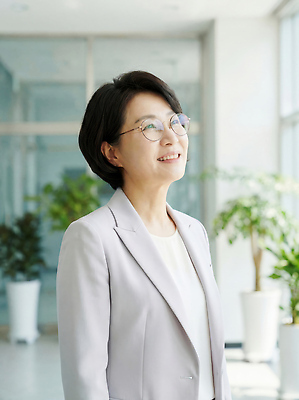 JPG 식물 편집이미지 응시 여자 행복 모션 직장 서기 웃음 사무실 환경 업무 사무 분위기 회의실 의료성형뷰티 편집실사 AI인물포토 AI콘텐츠 시선 감정 컨셉 회사 비즈니스 표정 사람 작업 CG 파일형식 AI포토