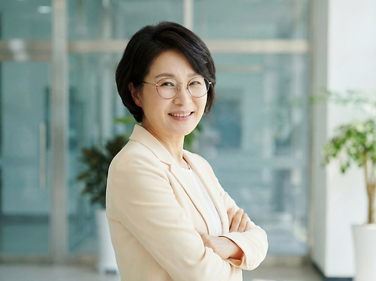 JPG 식물 편집이미지 여자 조명 표정 미소 캐주얼 사무실 팔짱 교양 작업 분위기 모던 정리 프로필 의료성형뷰티 편집실사 AI인물포토 AI콘텐츠 옷 컨셉 비즈니스 모션 사람 CG 파일형식 AI포토