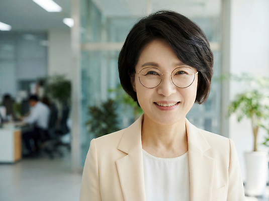 JPG 편집이미지 여자 회의 직장 대화 웃음 일상 사무실 모임 업무 작업 전문직 동료 의료성형뷰티 편집실사 AI인물포토 AI콘텐츠 직업 회사 비즈니스 관계 표정 말하기 사람 라이프 CG 파일형식 AI포토