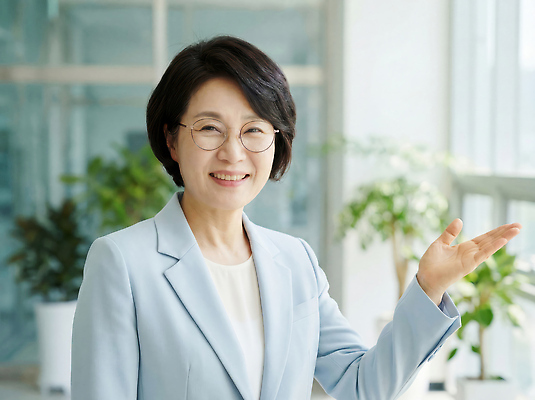 JPG 식물 편집이미지 여자 중년 모션 직장 미소 손짓 일상 사무실 재킷 모던 소통 의료성형뷰티 편집실사 AI인물포토 AI콘텐츠 컨셉 회사 비즈니스 표정 사람 성인 라이프 외투 CG 파일형식 AI포토