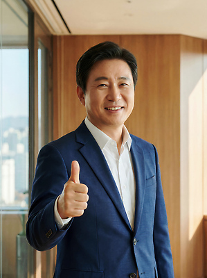 JPG 편집이미지 남자 창 중년 백그라운드 CEO 손가락 성공 직장 웃음 정장 사무실 도시 비즈니스맨 자신감 의료성형뷰티 편집실사 AI인물포토 AI콘텐츠 직업 손 옷 감정 무기 컨셉 회사 비즈니스 표정 사람 성인 직장인 CG 파일형식 AI포토