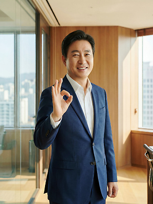 JPG 편집이미지 남자 중년 백그라운드 비즈니스 CEO 손가락 회의 서기 웃음 풍경 정장 손짓 사무실 도시 비즈니스맨 전문직 의료성형뷰티 편집실사 AI인물포토 AI콘텐츠 직업 손 옷 모션 표정 사람 성인 직장인 CG 파일형식 AI포토