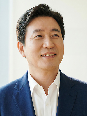 JPG 편집이미지 남자 중년 포즈 CEO 직장 표정 미소 사람 정장 카메라 촬영 비즈니스맨 이미지 관심 밝은색 의료성형뷰티 편집실사 AI인물포토 AI콘텐츠 직업 옷 회사 비즈니스 성인 전자제품 직장인 CG 파일형식 AI포토