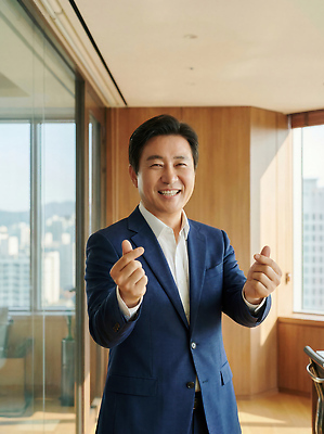 JPG 편집이미지 남자 감정 중년 CEO 창문 모션 성공 직장 미소 사람 정장 빌딩 사무실 업무 비즈니스맨 모던 손하트 소통 의료성형뷰티 편집실사 AI인물포토 AI콘텐츠 직업 옷 컨셉 회사 비즈니스 표정 손짓 성인 건물 작업 직장인 CG 파일형식 AI포토