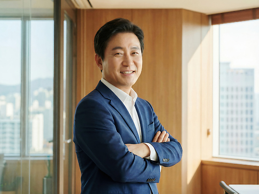 JPG 편집이미지 남자 중년 비즈니스 CEO 창문 모션 조명 직장 웃음 사람 풍경 정장 사무실 팔짱 도시 비즈니스맨 회의실 의료성형뷰티 전경 편집실사 AI인물포토 AI콘텐츠 직업 옷 회사 표정 성인 직장인 CG 파일형식 탑뷰 AI포토