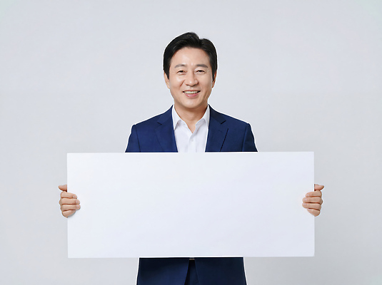 JPG 편집이미지 옷 남자 중년 포즈 비즈니스 CEO 직장 표정 미소 사람 정장 흰색 판넬 비즈니스맨 의료성형뷰티 편집실사 AI인물포토 AI콘텐츠 직업 컬러 회사 성인 직장인 CG 파일형식 AI포토